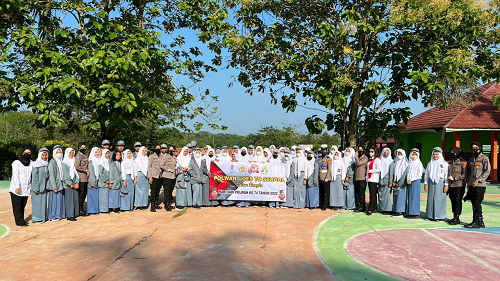 Police Goes To School, Polwan Jadi Pembina Upacara di SMAN 1 Blambangan Umpu